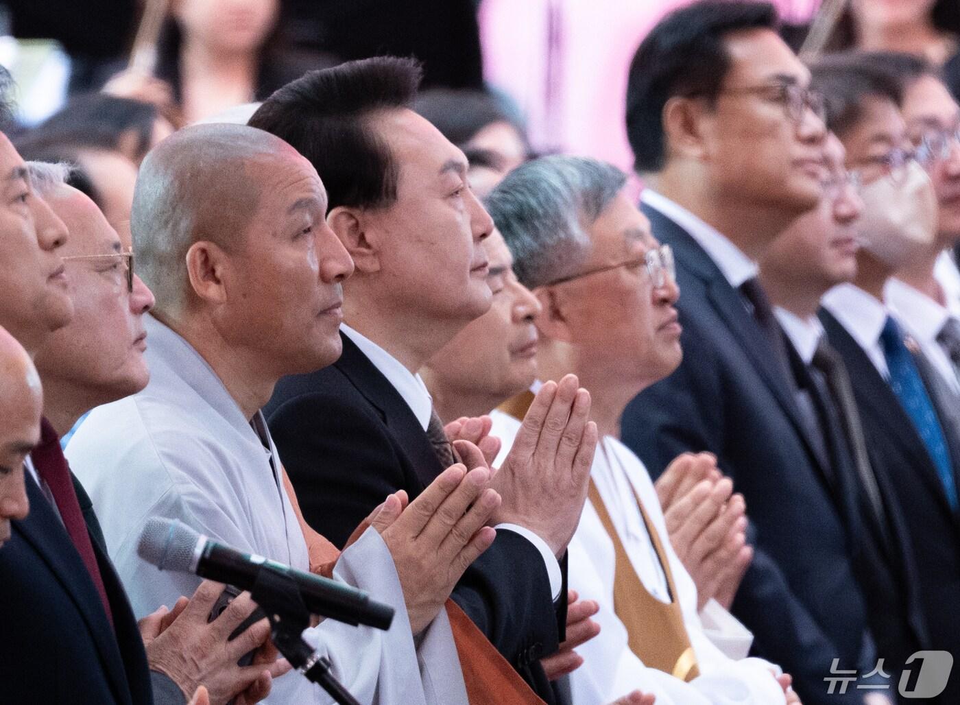 본문 이미지 - 윤석열 대통령이 15일 오전 서울 종로구 조계사에서 열린 불기 2568년 부처님오신날 봉축법요식에 참석해 있다. 2024.5.15/뉴스1 ⓒ News1 이재명 기자