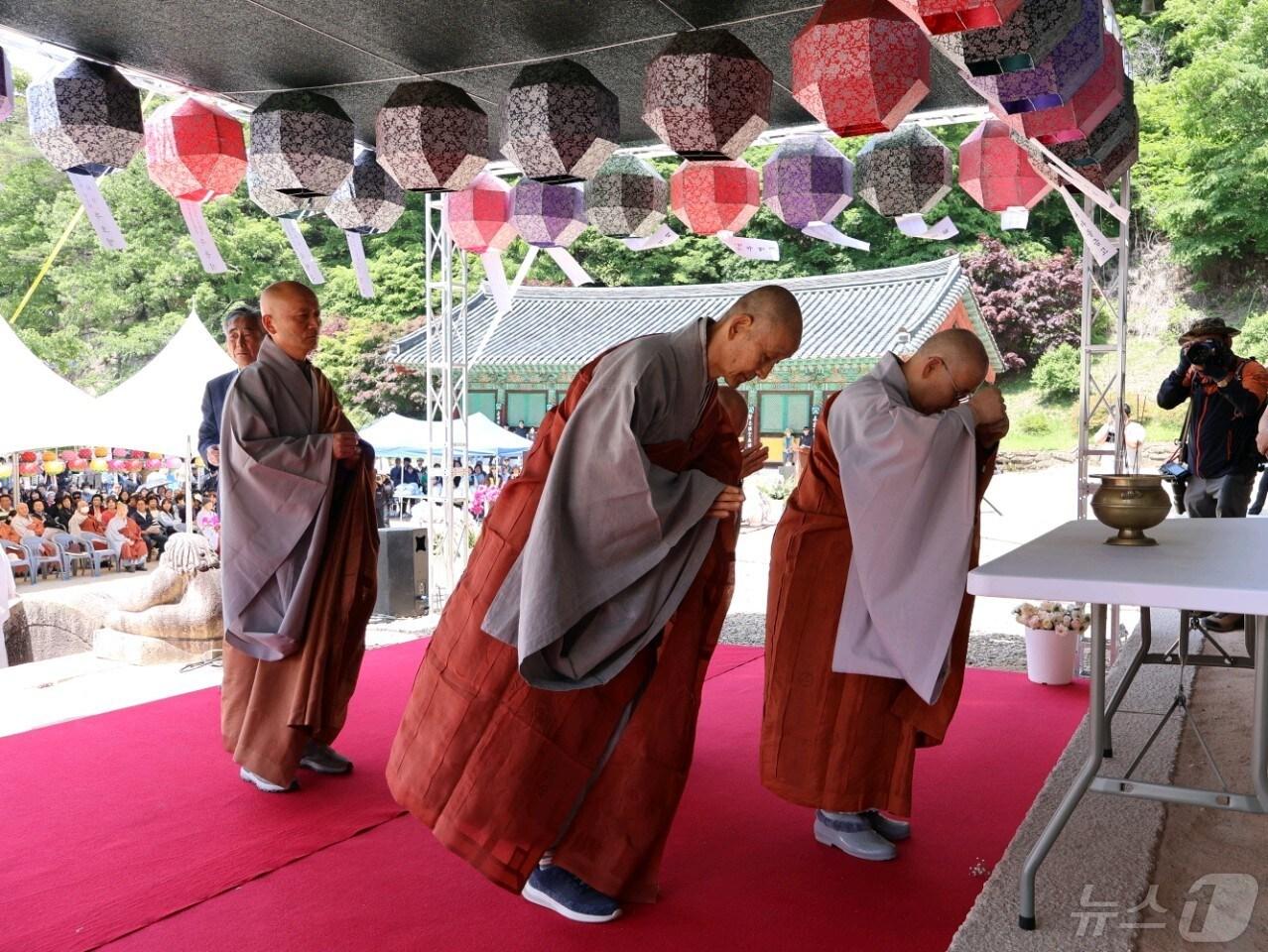 본문 이미지 - 15일 대한불교 조계종 5교구 본사 법주사 대웅보전 앞에서 부처님 오신 날 봉축 법요식을 봉행하고 있다. /뉴스1