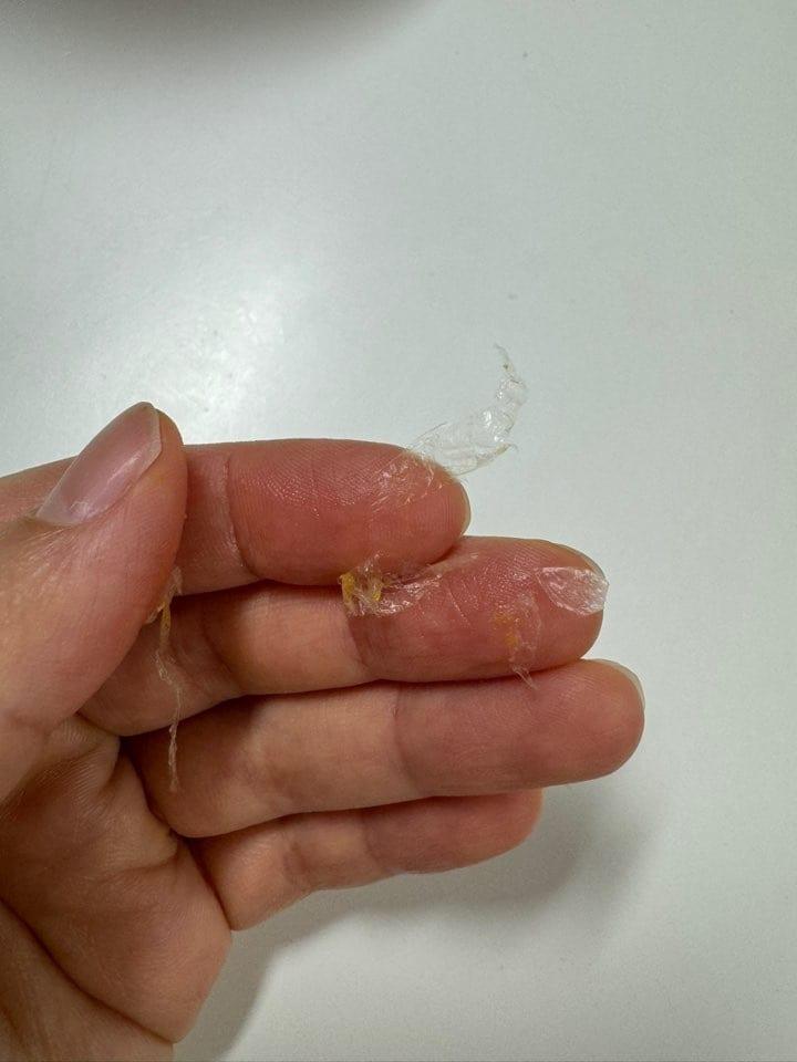 본문 이미지 - A 씨가 마신 음료에 비닐이 들어있다. 제보팀장