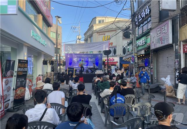 본문 이미지 - 지난 14일 강원 춘천 강원대 후문 상권에서 열린 '강대후문 페스타' 현장. 해당 축제는 오는 6월 3일 같은 장소에서 한번 더 열린다.(강원도 제공) 2024.5.15/뉴스1