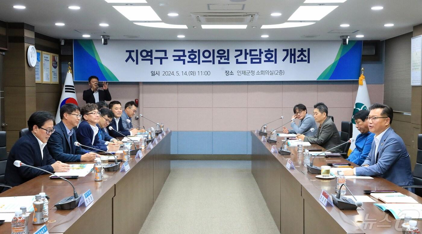 본문 이미지 - 강원 인제군은 14일 군청 소회의실에서 지역구 의원 3선에 당선된 이양수 국회의원과 군정 주요 정책 현안과 국비 사업 등을 공유하고, 상호 발전적 협력관계를 모색했다.(인제군 제공)/뉴스1