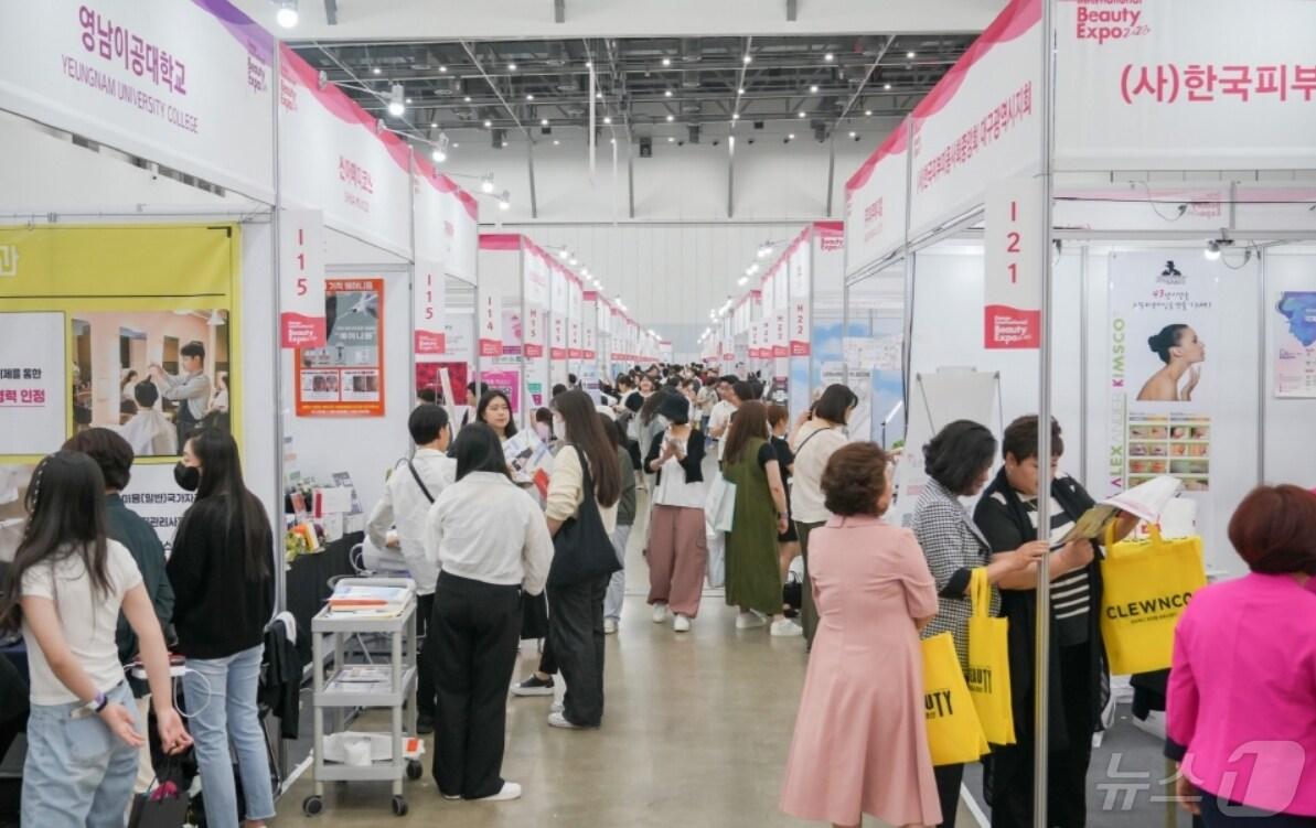 본문 이미지 - 대구국제뷰티엑스포가 오는 17일부터 19일까지 엑스코에서 열린다. 사진은 지난해 열린 대구국제뷰티엑스포 모습.(엑스코 제공)