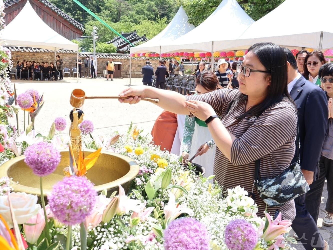 본문 이미지 - 15일 부처님오신날을 맞아 충북 보은군 속리산 법주사에서 관불의식이 진행되고 있다.(보은군 제공)/뉴스1