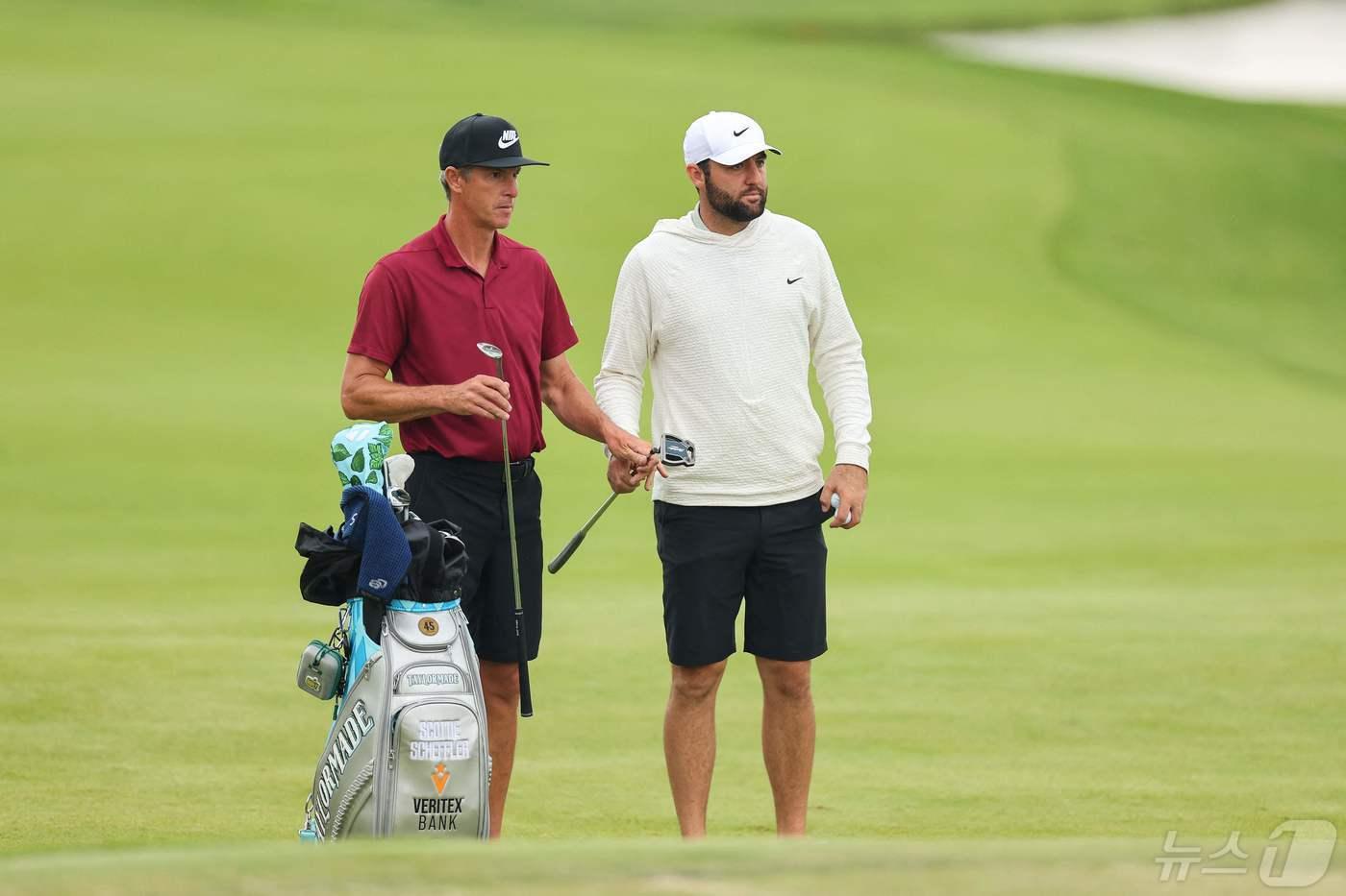 본문 이미지 - 스코티 셰플러(오른쪽)와 그의 캐디인 테드 스콧. ⓒ AFP=뉴스1