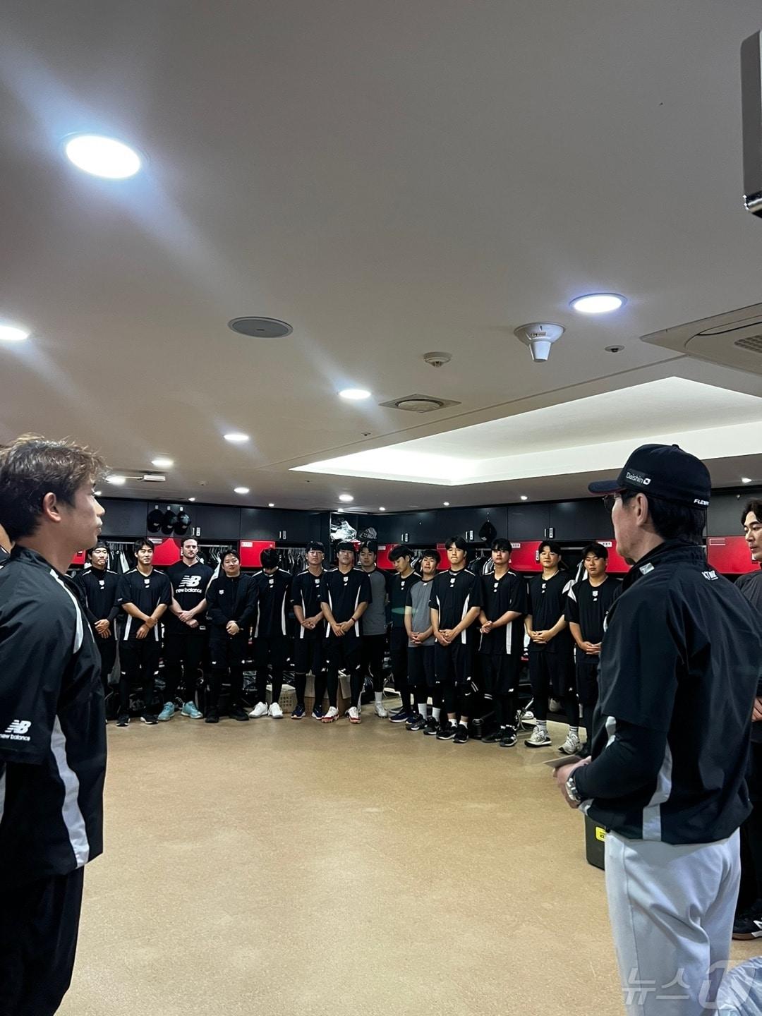 본문 이미지 - KT 위즈 선수단이 15일 스승의 날을 맞아 이강철 감독에게 소정의 선물과 감사 인사를 전하고 있다. (KT 제공)