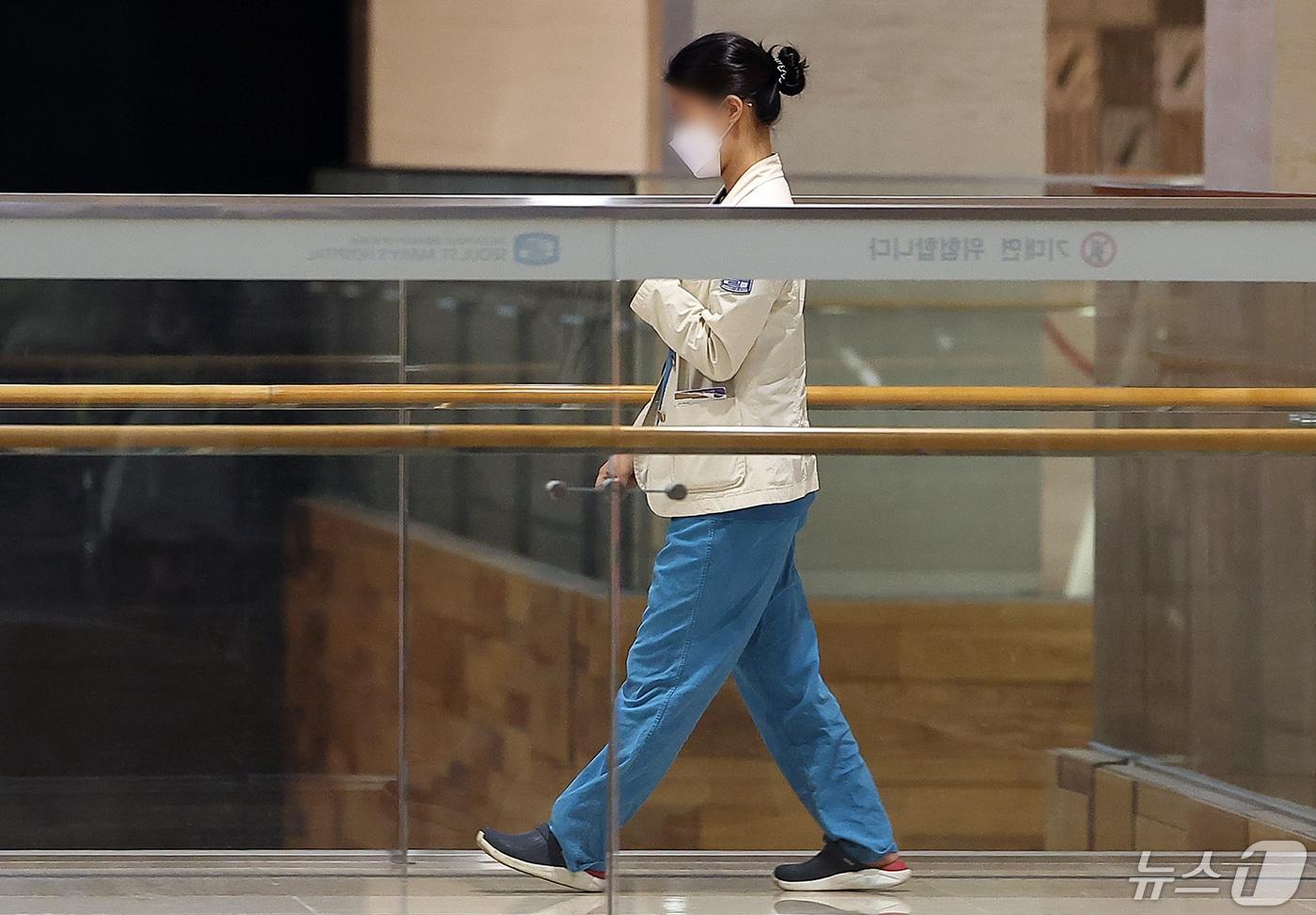 본문 이미지 - 정부의 2025학년도 의대 증원 추진에 대한 법원 판단을 앞두고 있는 15일 오후 서울 시내의 대형병원에서 의료진이 이동하고 있다.  2024.5.15/뉴스1 ⓒ News1 김진환 기자