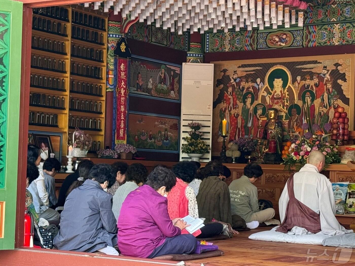 본문 이미지 - 15일 부처님오신날을 맞아 울산 북구 청룡암에서 봉축행사가 열렸다. 2024.5.15/뉴스1 ⓒ News1 김세은 기자