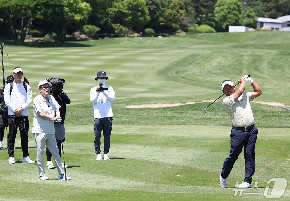 본문 이미지 - 최경주가 2024년 5월15일 제주 서귀포 핀크스 콜프클럽에서 열린 한국프로골프투어(KPGA) SK텔레콤 채리티 오픈(자선경기)에서 10번홀 세컨 아이언샷을 하고 있다. (SK텔레콤 제공) 2024.5.15/뉴스1