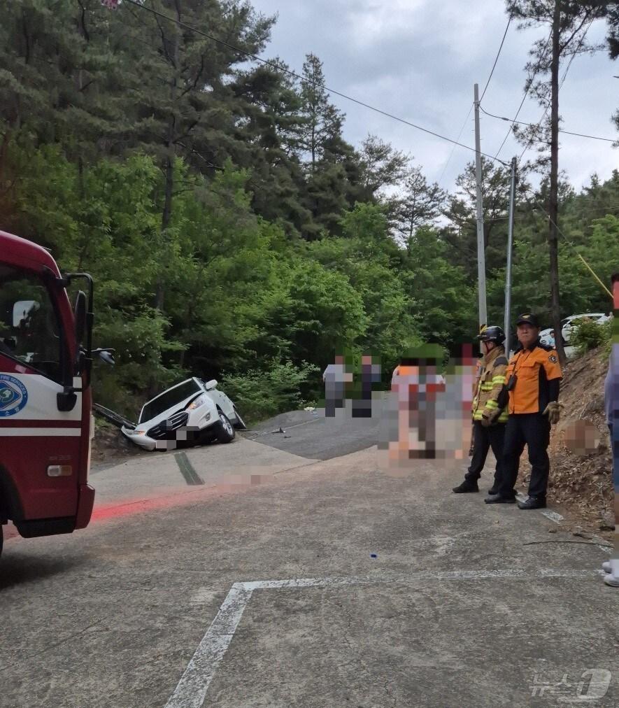 본문 이미지 - 15일 오후 경북 구미시 도개면에서 난 사고 현장. (경북소방본부 제공) 2024.5.15/뉴스1