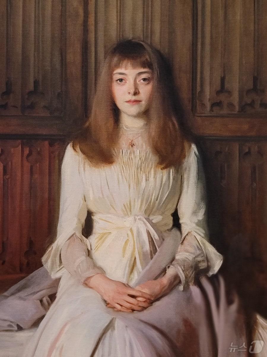 본문 이미지 - 존 싱어 사전트가 1889년부터 1890년까지 그려 완성한 17세 소녀 엘시 팔머양의 초상화. 팔머양은 흰색 고급 새틴으로 된 티 가운&#40;tea gown&#41;을 입고 있다. 19세기 중후반과 20세기 초에 유행한 티 가운은 여성들이 손님을 집에서 맞이하거나 애프터눈 티를 즐길 때 다소 헐렁한 핏으로 입던 옷이다. 아래로 길게 늘어뜨린 옅은 라벤더 숄은 사전트의 의도에 따라 배치된 구성이다. 해당 작품은 이번 ‘사전트와 패션&#40;Sargent and Fashion&#41;’ 기획 전시의 메인 홍보 작품 가운데 하나다.