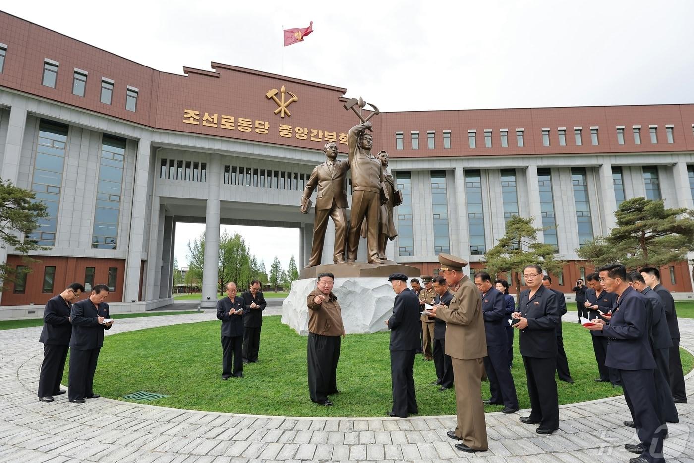 (평양 노동신문=뉴스1) = 김정은 북한 노동당 총비서가 완공된 당 중앙간부학교를 15일 현지지도했다고 당 기관지 노동신문이 16일 보도했다. 신문은 "우리당 간부양성의 최고전당인 조선노동당 중앙간부학교가 주체건축과 주체교육 부문의 본보기적 창조물로 훌륭히 일떠섰다＂라고 전했다. [국내에서만 사용가능. 재배포 금지. DB 금지. For Use Only in the Republic of Korea. Redistribution Prohibited] rodongphoto@news1.kr