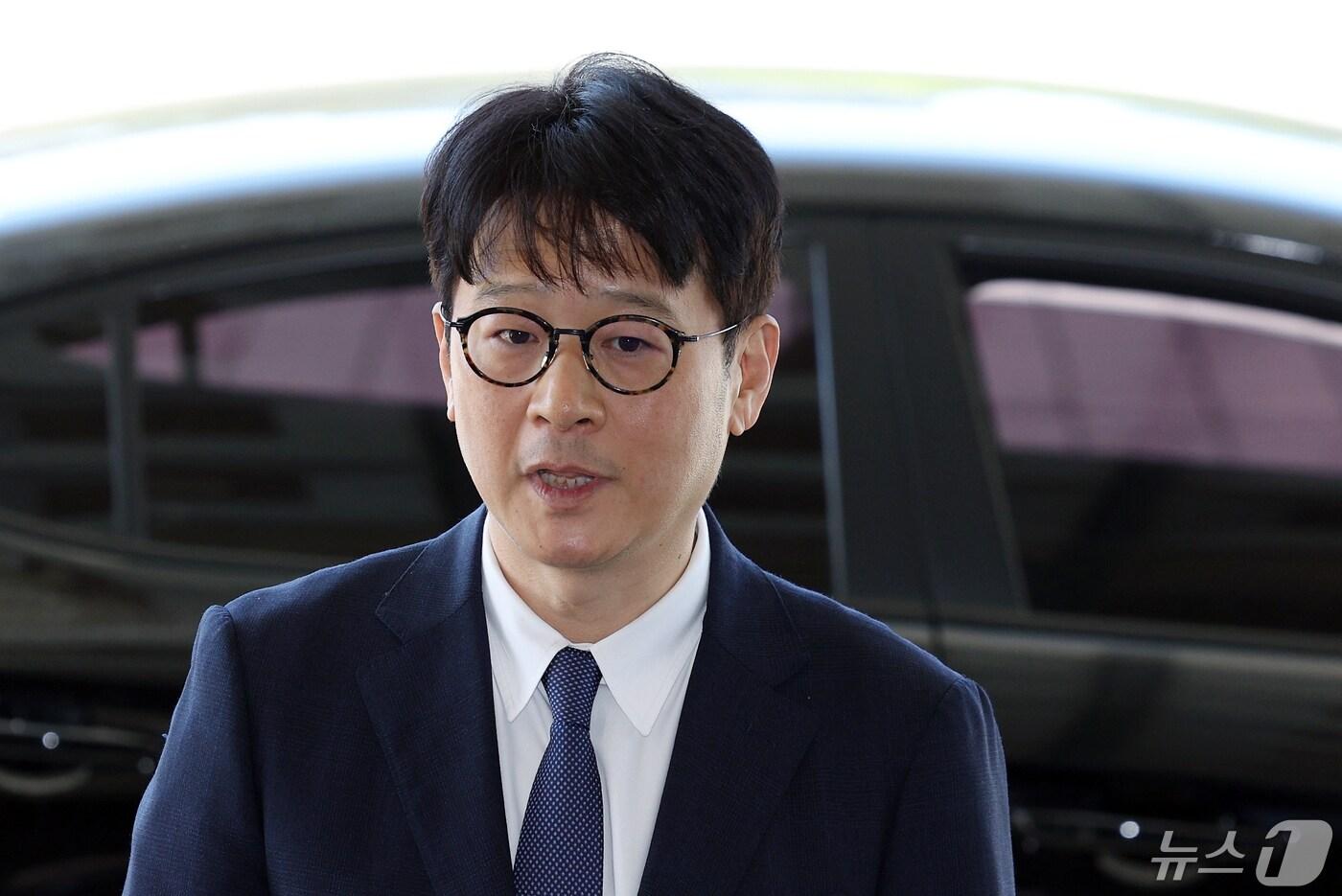 본문 이미지 - 이창수 신임 서울중앙지검 검사장이 16일 오전 서울 서초구 서초동 서울중앙지방검찰청으로 출근해 취재진과 인터뷰를 하고 있다. 2024.5.16/뉴스1 ⓒ News1 박정호 기자