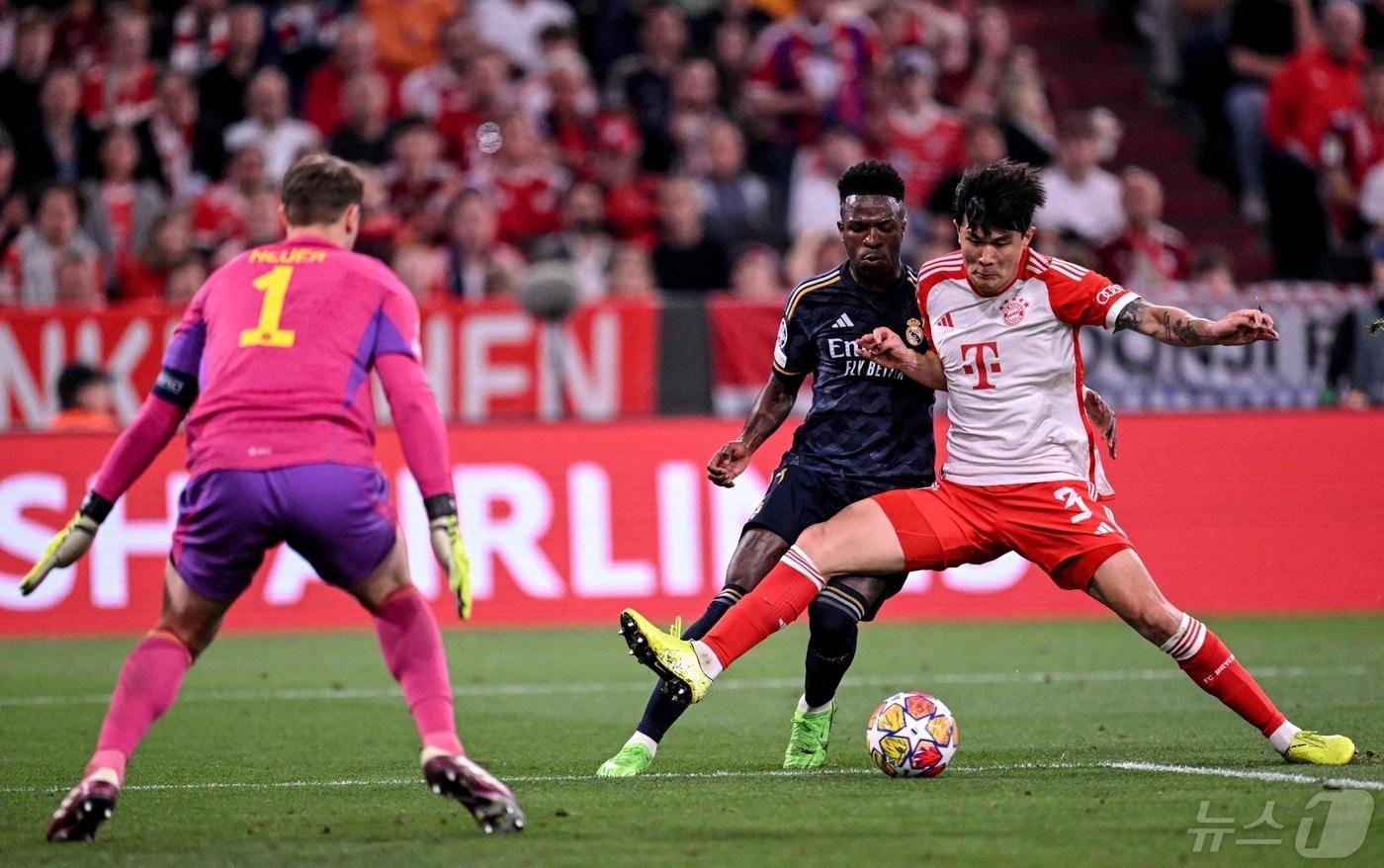 본문 이미지 - 바이에른 뮌헨 수비수 김민재(오른쪽)가 올 여름 팀을 떠날 수 있다는 현지 보도가 나왔다. ⓒ AFP=뉴스1