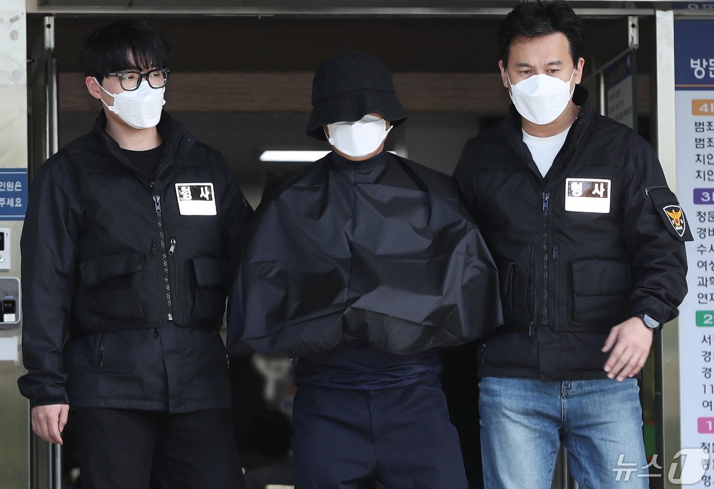 특정범죄가중처벌법&#40;특가법&#41;상 보복살인 혐의를 받는 50대 유튜버 A씨가 16일 오전 부산 연제구 연제경찰서에서 검찰로 송치되고 있다. 2024.5.16/뉴스1 ⓒ News1 윤일지 기자