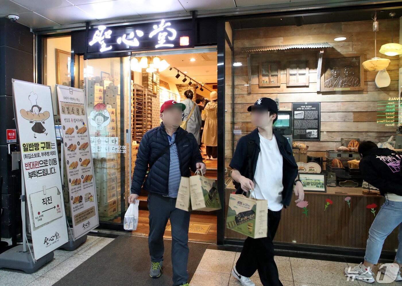 본문 이미지 - 대전을 찾은 이들이 ‘대전 대표 빵집’ 성심당 대전역점에서 빵을 사들고 나오고 있다. /뉴스1 ⓒ News1 김기태 기자