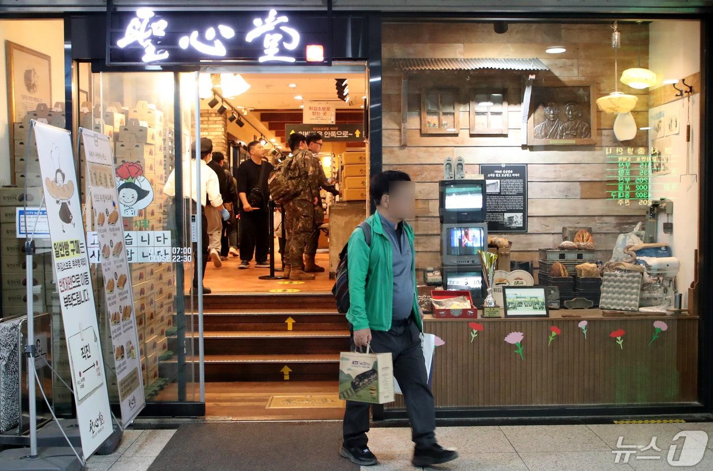 본문 이미지 - 대전 대표 빵집‘ 성심당’ 대전역점에서 한 시민이 빵을 사들고 나오고 있다.  /뉴스1 ⓒ News1 김기태 기자