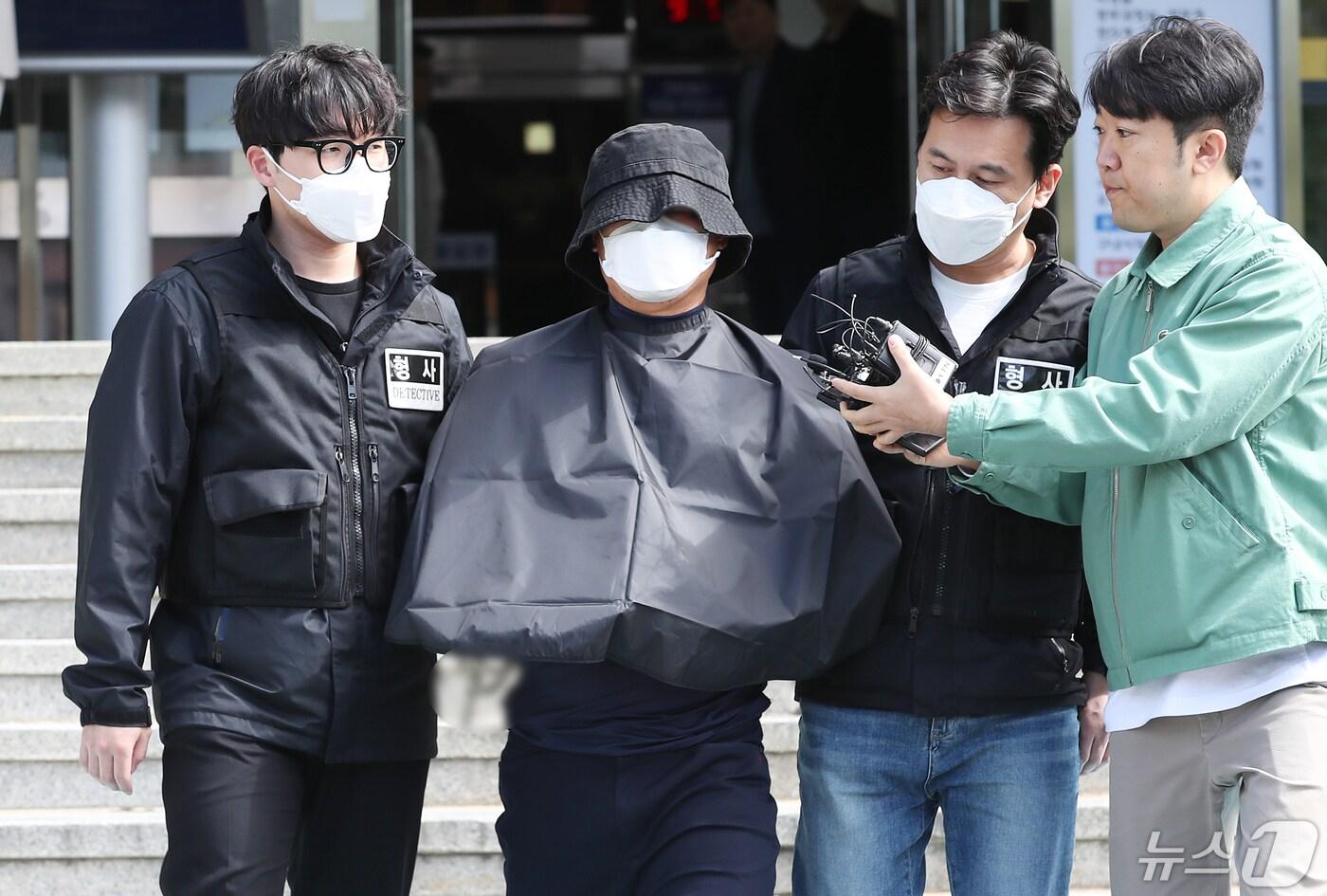 본문 이미지 - 특정범죄가중처벌법(특가법)상 보복살인 혐의를 받는 50대 유튜버 A씨가 16일 오전 부산 연제구 연제경찰서에서 검찰로 송치되고 있다. A씨는 지난 9일 부산 연제구 부산법원 종합청사 앞에서 생중계 방송을 하고 있던 유튜버 B씨를 살해했다. 2024.5.16/뉴스1 ⓒ News1 윤일지 기자