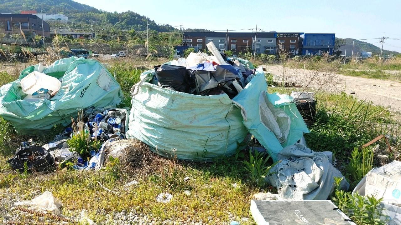 본문 이미지 - 충북 영동군 용산면 소재 영동산업단지 내 빈터에 폐기물이 수개월째 방치돼 있다. /뉴스1 