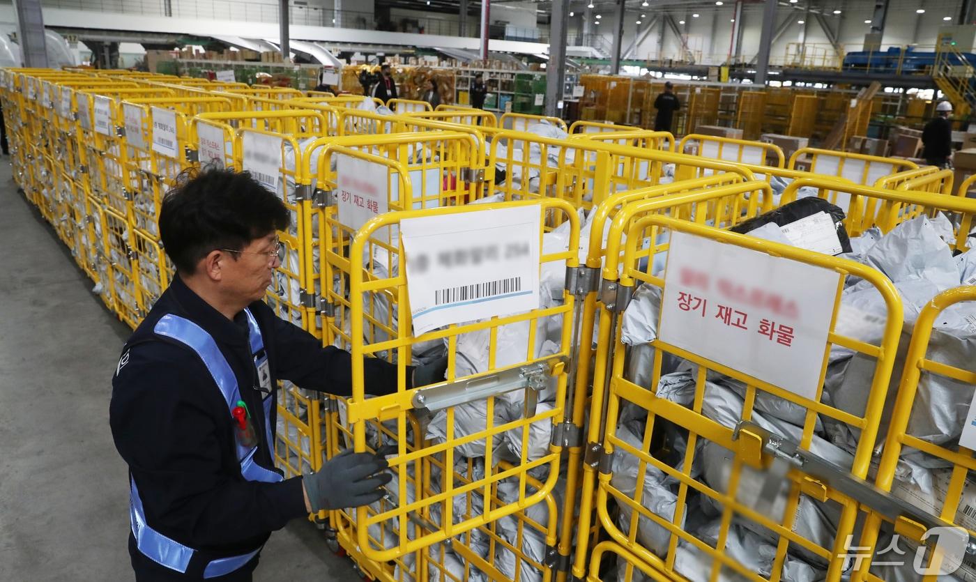 인천 중구 인천공항세관 특송물류센터에서 관계자가 중국발 장기 재고 화물을 정리하고 있다. 2024.5.16/뉴스1 ⓒ News1 이승배 기자