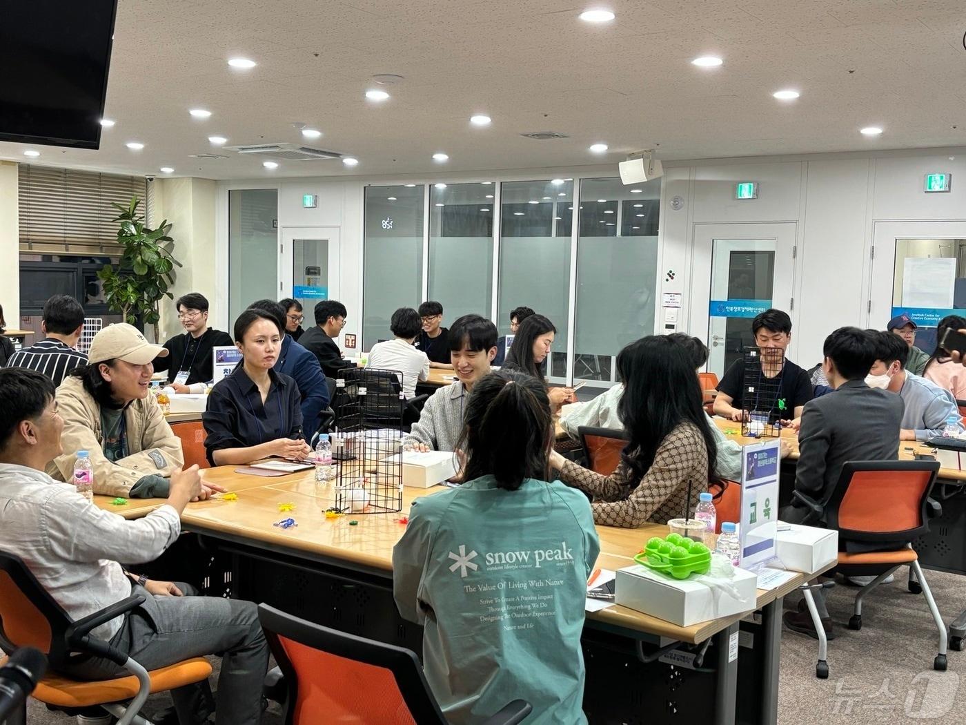 본문 이미지 - 지난 4월25일 진행된 전북청년허브센터의 '찾아가는 청년정책 소통학교' 모습.(전북창조경제혁신센터 제공)/뉴스1