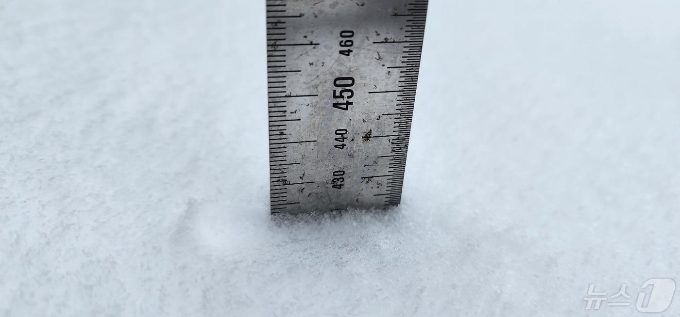 5월 강원 설악산 소청대피소에 금자로 잰 적설량이 40㎝를 넘어선 모습.(설악산국립공원사무소 제공) 2024.5.16/뉴스1 ⓒ News1 한귀섭 기자