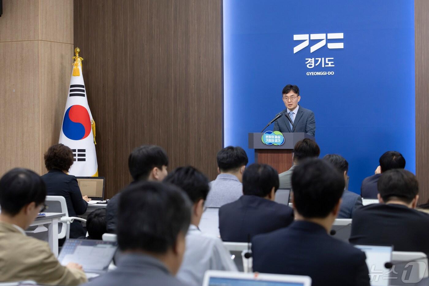 본문 이미지 - 16일 오전 경기도청 브리핑룸에서 김현곤 경제부지사가 '경기도 민생회복 Let’s Go!' 프로젝트 관련 기자회견을 하고 있다.(경기도 제공)