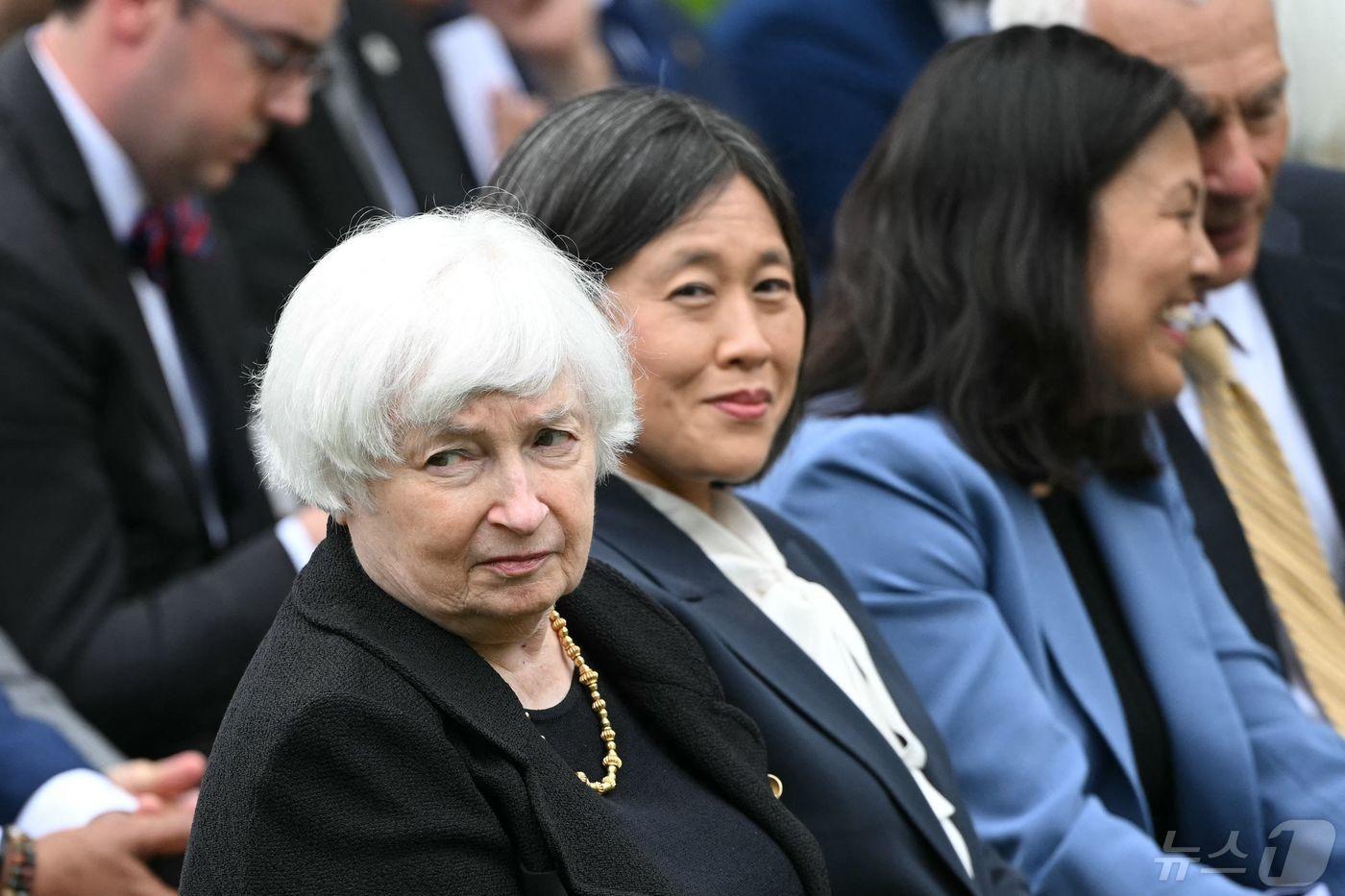 재닛 옐런 미국 재무장관과 캐서린 타이 USTR 대표, 줄리 수 노동 장관 대행이 14일(현지시간) 워싱턴 백악관에서 조 바이든 대통령의 중국 제품에 고율 괸세를 부과하는 연설에 참석을 하고 있다. 2024.05.16 ⓒ AFP=뉴스1 ⓒ News1 우동명 기자