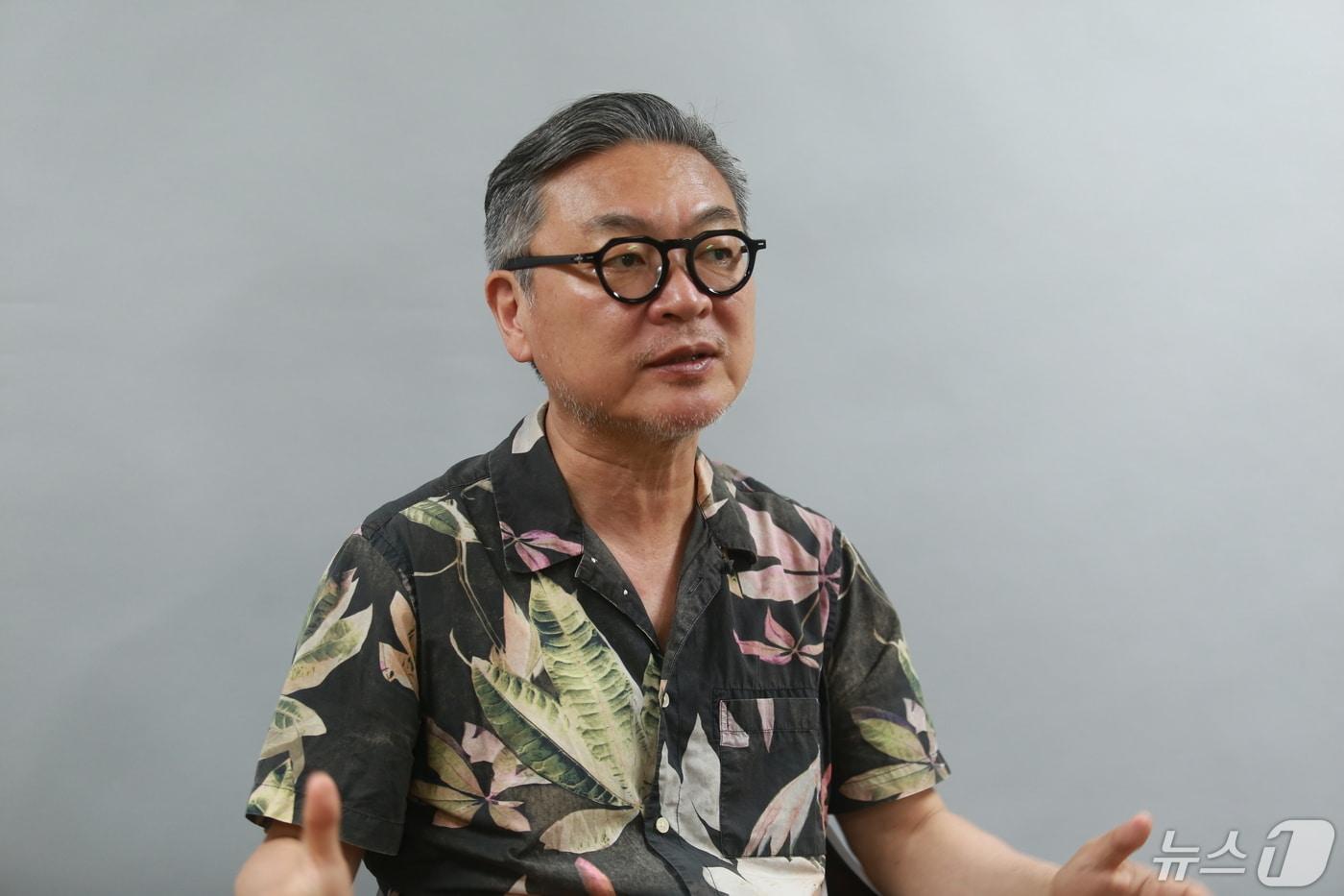 본문 이미지 - 영화 '서울의 봄' 등에 출연한 배우 김의성 씨가 44주기 5·18민주화운동 기념일을 이틀 앞둔 16일 광주 동구 5·18민주화운동기록관을 찾아 취재진과 인터뷰하고 있다. 2024.5.16/뉴스1 ⓒ News1 이수민 기자