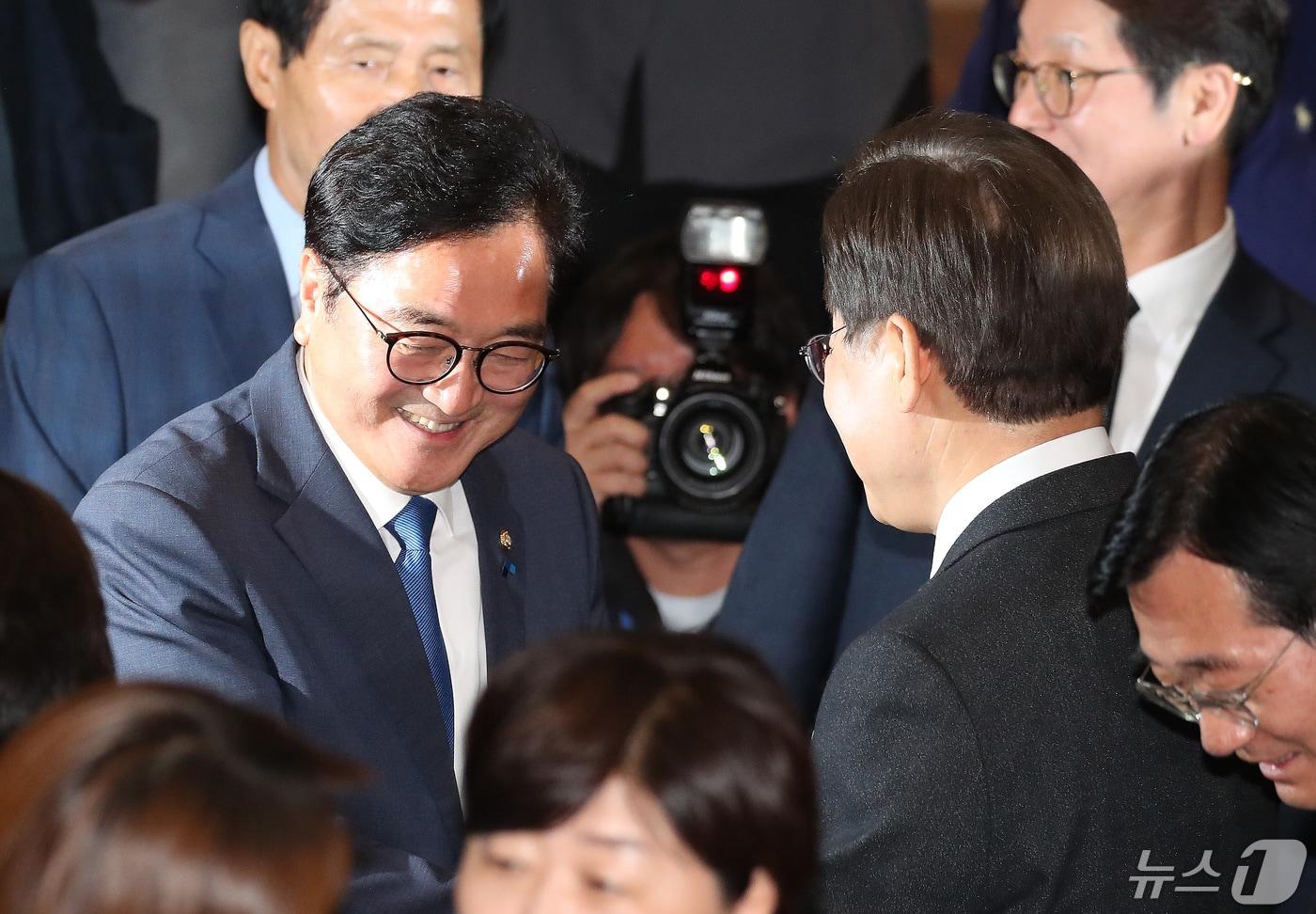 본문 이미지 - 이재명 더불어민주당 대표가 16일 서울 여의도 국회 의원회관에서 열린 제22대 국회 전반기 국회의장단 후보 선출을 위한 더불어민주당 당선자총회에서 국회의장 후보로 당선된 우원식 의원과 이야기를 나누고 있다. 2024.5.16/뉴스1 ⓒ News1 임세영 기자