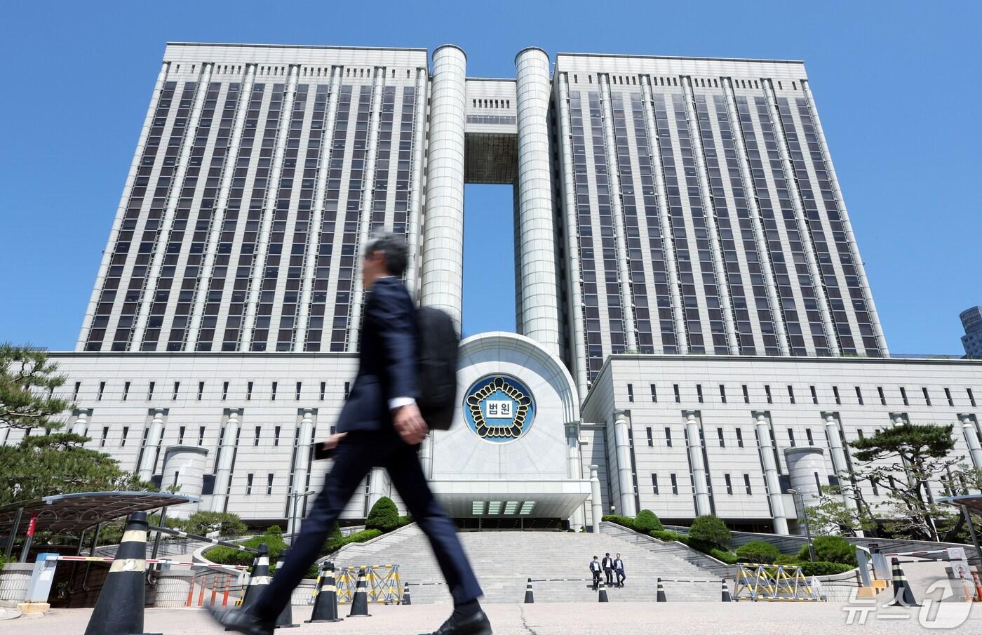 본문 이미지 - 서울고법 행정7부(부장판사 구회근 배상원 최다은)의 의대 교수, 의대생 등 18명이 보건복지부·교육부 장관을 상대로 제기한 의대 증원 집행정지 신청 항고심 판단이 나올 것으로 발표된 16일 서울 서초구 법원 청사 앞으로 시민 등이 지나고 있다. 2024.5.16/뉴스1 ⓒ News1 박정호 기자