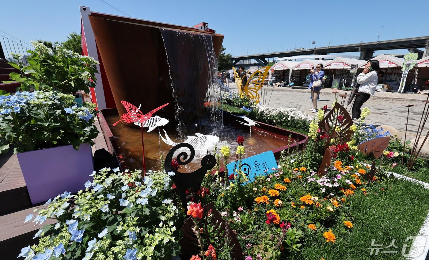 2024 서울국제정원박람회를 찾은 시민들이 정원을 감상하고 있다. 2024.5.16/뉴스1 ⓒ News1 박지혜 기자