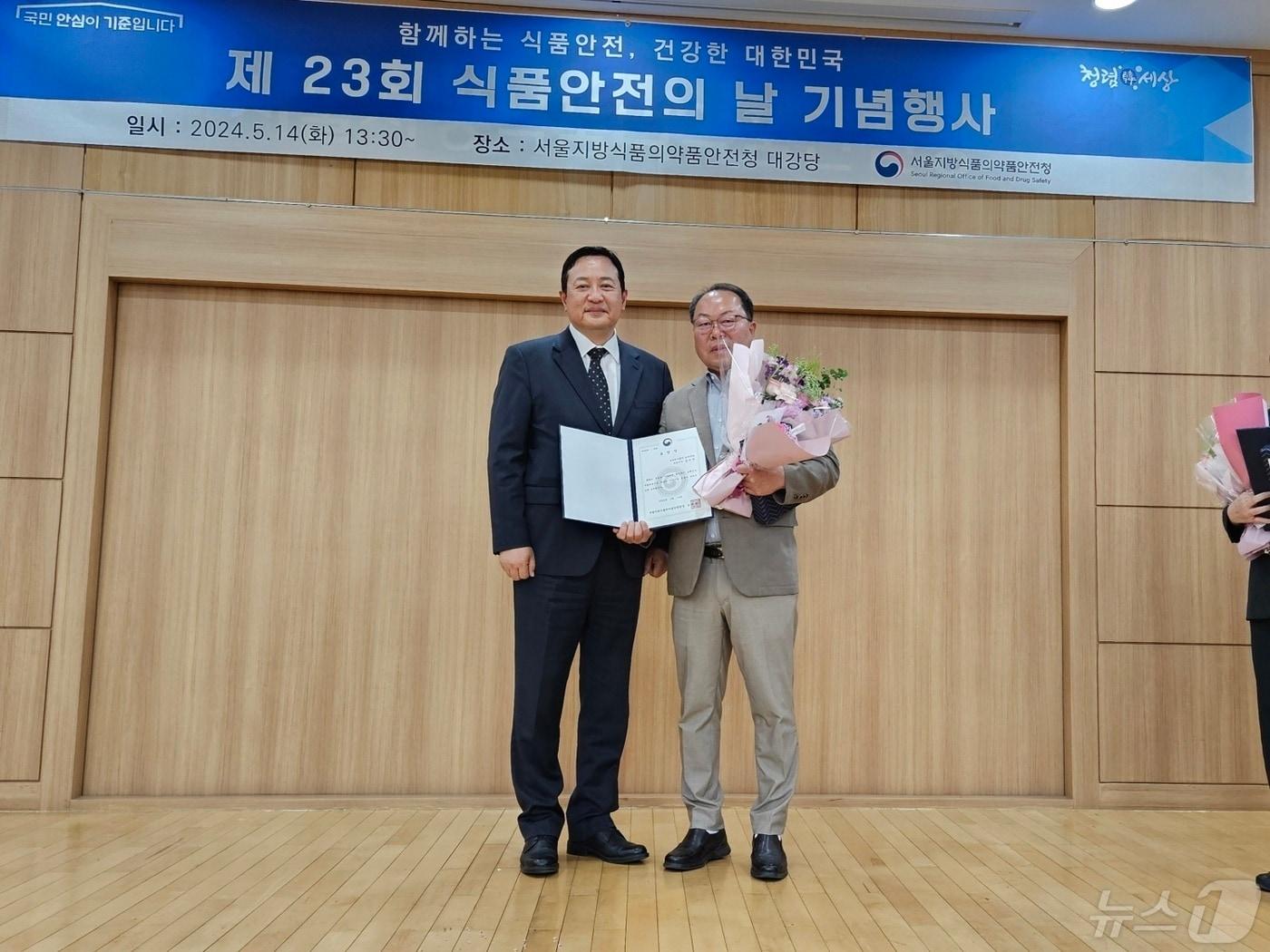 본문 이미지 - 강원 영월군에서 김치를 생산하는 농업회사법인 ‘솜씨가(주)’가 최근 서울지방식품의약품안전청장 표창을 받았다. (영월군 제공) 2024.5.16/뉴스1