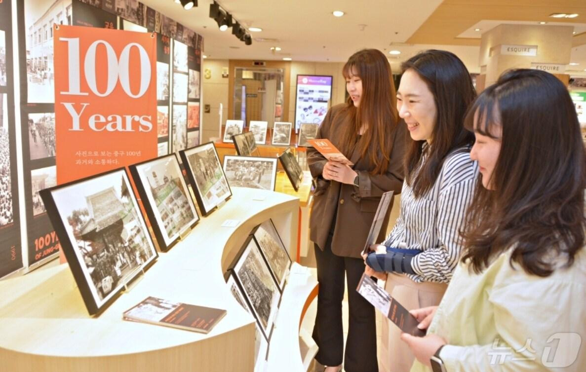 본문 이미지 - 16일 대구백화점 창업 80주년 기념 '특별사진전'이 열리는 대백프라자를 찾은 고객들이 사진을 관람하고 있다.(대구백화점 제공)