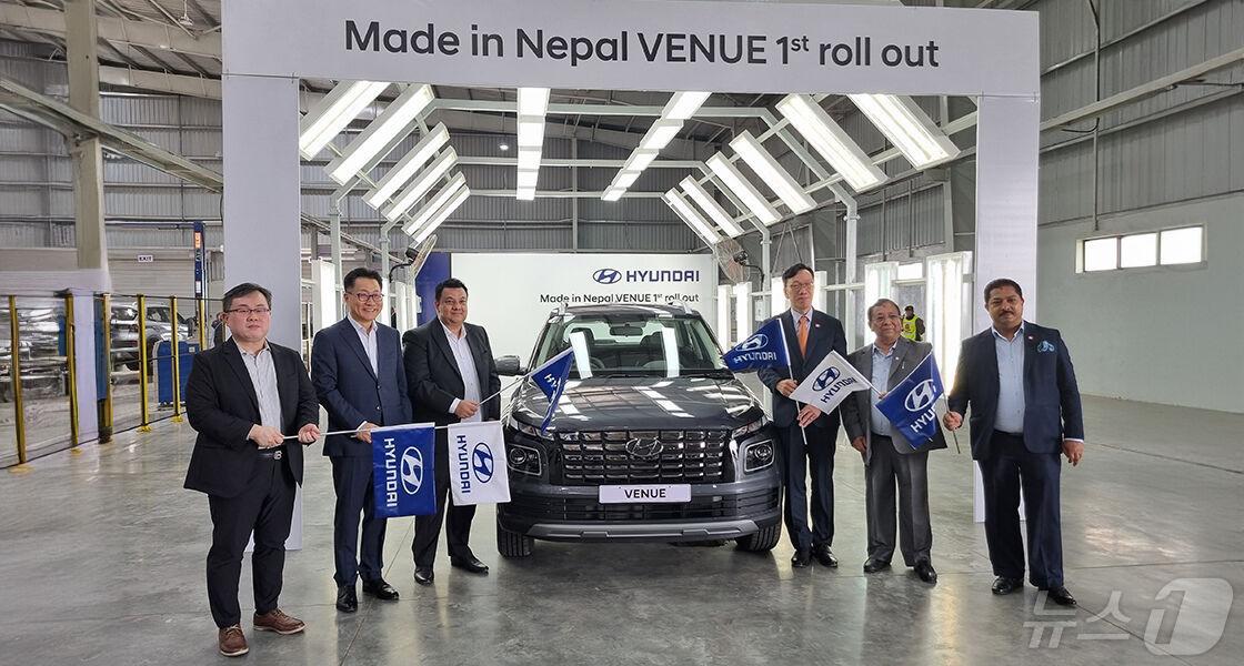 본문 이미지 - 현대차는 네팔 KD 공장에서 베뉴 1회차를 생산했다.(현대차 제공) 