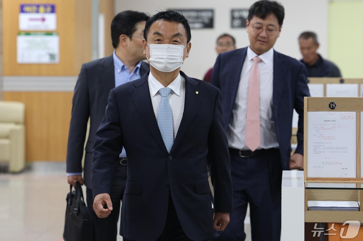 권오수 전 도이치모터스 회장이 16일 오후 서울 서초구 고등법원에서 윤석열 대통령 부인 김건희 여사 연루 의혹이 제기된 도이치모터스 주가조작 사건 관련 자본시장법 위반 혐의 항소심 공판에 출석하고 있다. 2024.5.16/뉴스1 ⓒ News1 박정호 기자