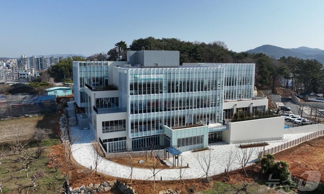 본문 이미지 - 사천시립도서관 전경.(사천시 제공)