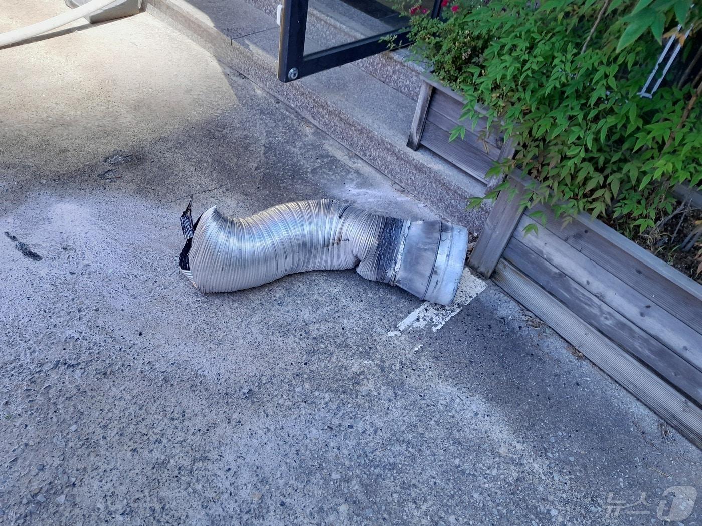 본문 이미지 - 16일 오전 10시2분쯤 대구 달서구 장기동의 한 커피숍에서 불이 나 주민 1명이 다쳤다. 사진은 불화점으로 추정되는 커피 로스터기 연통. (대구소방본부 제공) 2024.5.16/뉴스1