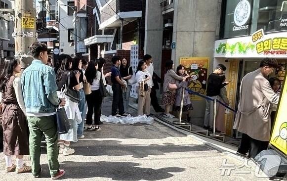 본문 이미지 - 서울 마포구 연남동서 연 성주참외 팝업스토어에 젊은이들이 몰려 들고 있다. (성주군 제공) 2024.5.16/뉴스1