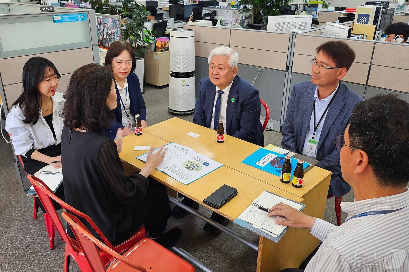 본문 이미지 - 16일 황인홍 전북자치도 무주군수가 2025년도 국비 확보를 위해 전력을 다하고 있다.(무주군 제공)