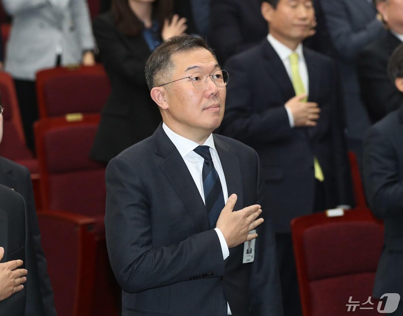 본문 이미지 - 김유철 신임 수원지방검찰청 검사장이 16일 오후 경기 수원시 영통구 수원검찰청사에서 열린 취임식에서 국기에 대한 경례를 하고 있다. 2024.5.16/뉴스1 ⓒ News1 김영운 기자