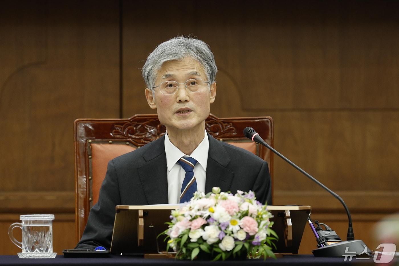 본문 이미지 - 조희대 대법원장이 16일 오후 서울 서초구 고등법원을 격려 방문해 법관들과 간담회를 하고 있다. 2024.5.16/뉴스1 ⓒ News1 안은나 기자