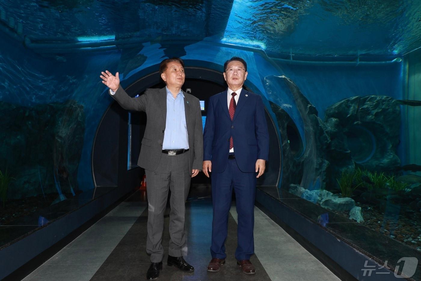 김영환 충북지사가 16일 충북아쿠아리움을 둘러보고 있다.(충북도 제공)/뉴스1