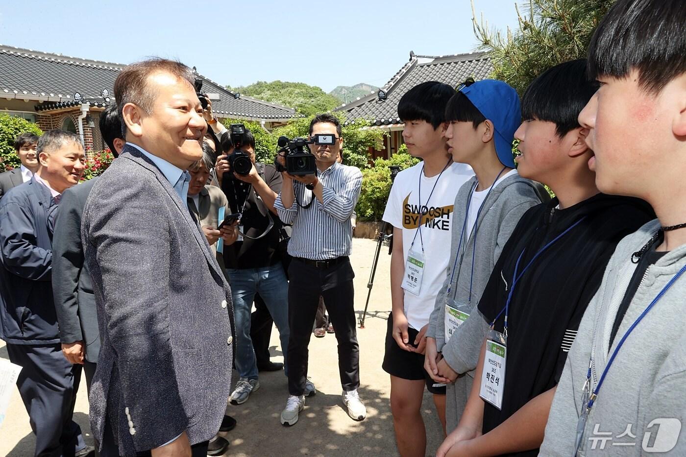 본문 이미지 - 이상민 행정안전부 장관이 전남 강진군을 방문, 농촌 체류형 프로그램 운영 등 푸소 농가 체험 참여 학생들을 격려하고 있다. (행정안전부 제공) 