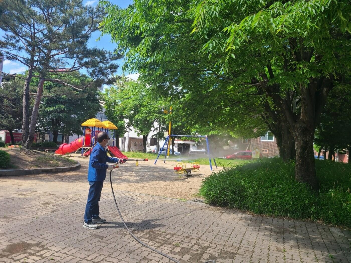 본문 이미지 - 청주시 붉은 진드기 방역 (시 제공)