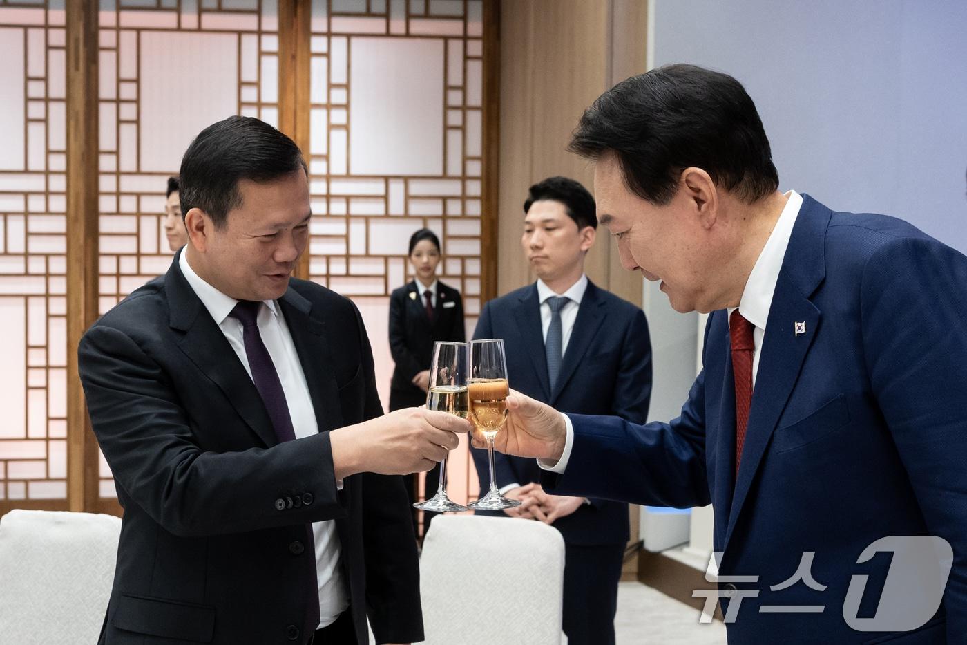 윤석열 대통령이 지난 5월 16일 용산 대통령실 청사에서 열린 한·캄보디아 정상회담 공식오찬에서 훈 마넷 캄보디아 총리와 건배하고 있다. (대통령실 제공) 2024.5.16/뉴스1 ⓒ News1 오대일 기자