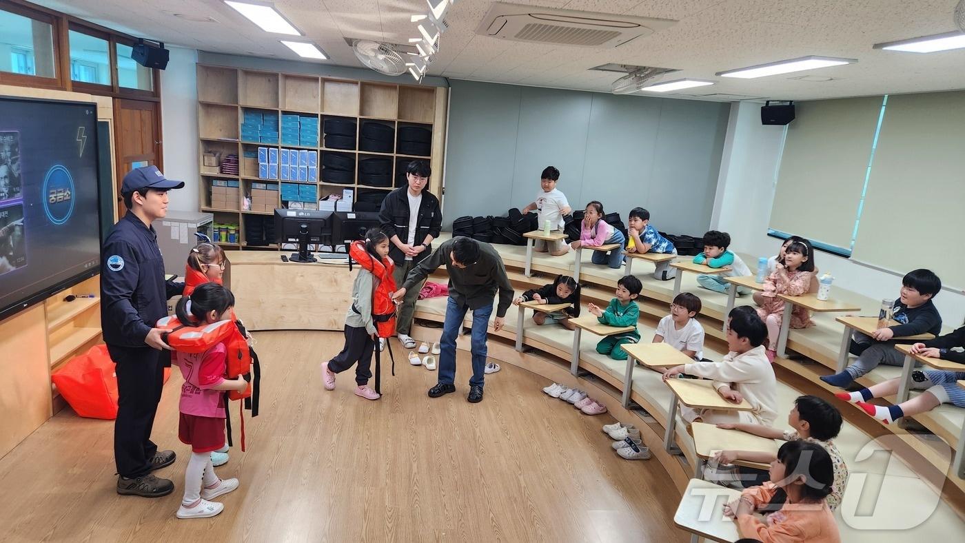 구명조끼 착용법 교육 모습(한국해양교통안전공단 인천운항관리센터 제공)/뉴스1