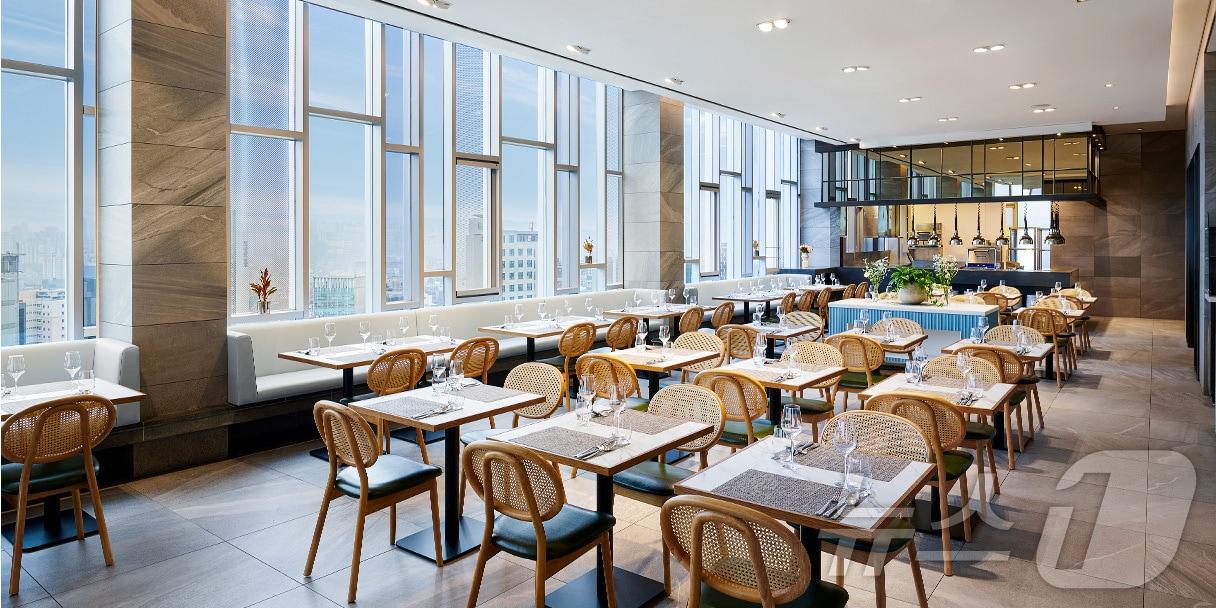 본문 이미지 - 노보텔 앰배서더 서울 동대문의 레스토랑 '푸드익스체인지' 전경.(노보텔 동대문 제공)