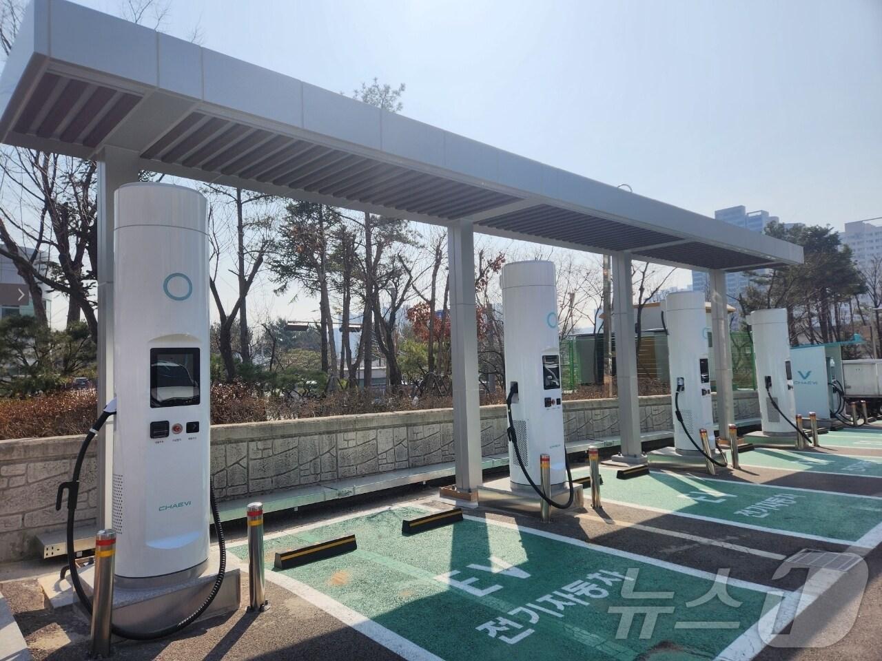 본문 이미지 - 용인시의 한 공영주차장에 설치돼 있는 전기차 충전시설 모습.(용인시 제공)