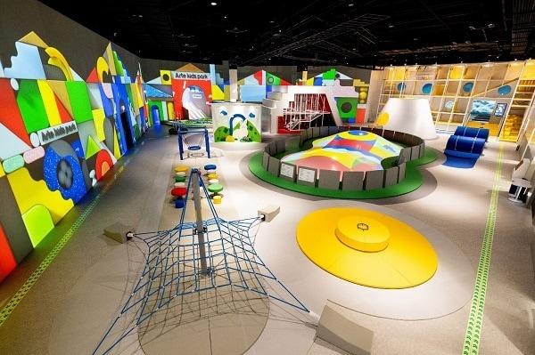 본문 이미지 - 다양한 미디어아트와 16개의 놀이시설로 구성된 광장 / 사진='아르떼 키즈파크 제주' 제공