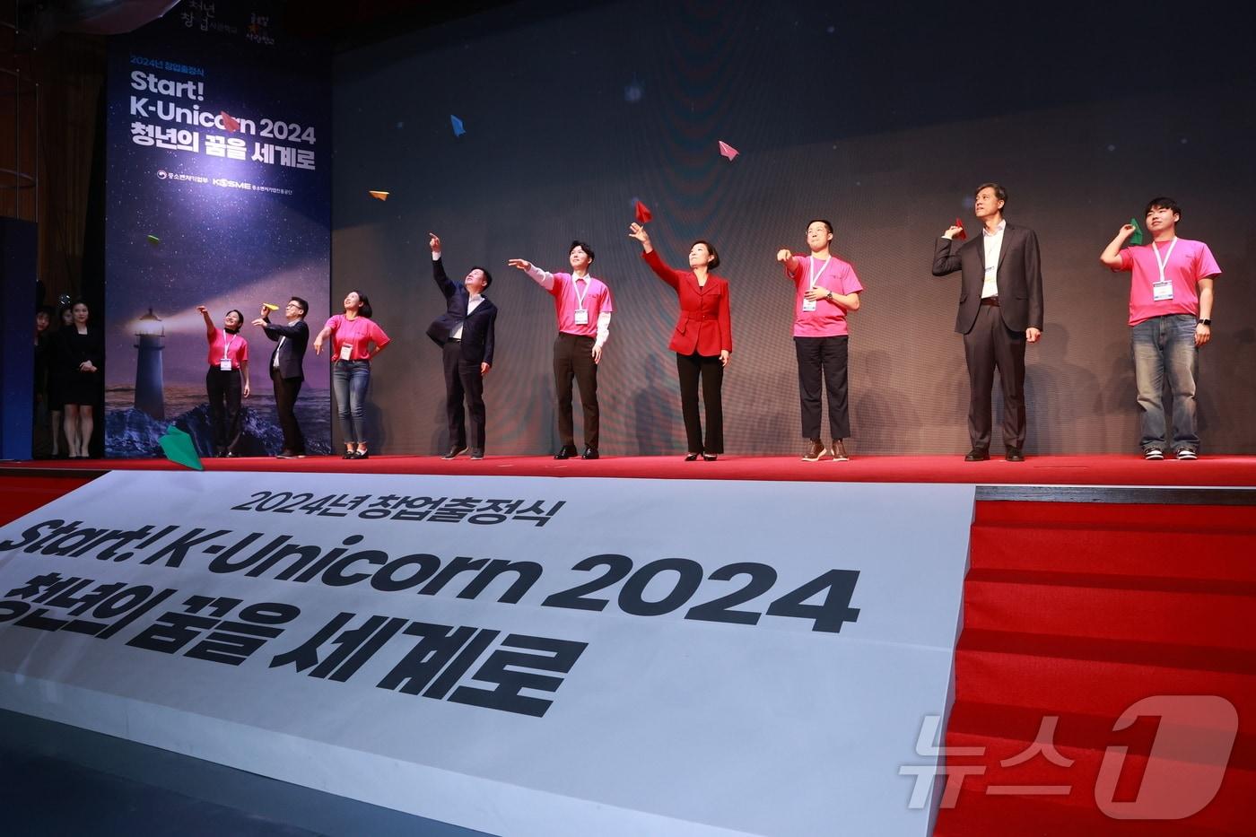 오영주 중소벤처기업부 장관이 16일 경기 안산에 위치한 청년창업사관학교 본교에서 열린 '청년창업사관학교 입학식 겸 출정식'에서 참석자들과 퍼포먼스를 하고 있다. (중기부 제공)